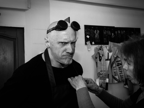 "Матінка Кураж" у Кам'янському: руїни війни крізь призму сьогодення