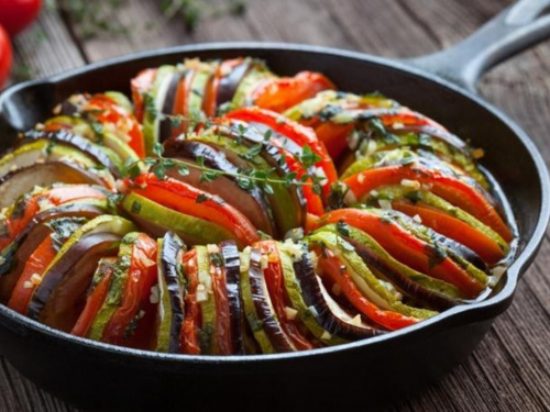 Приготуйте швидкий овочевий рататуй на сковороді — яскравий і корисний гарнір