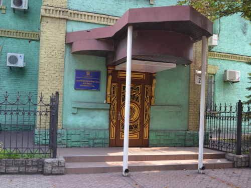 Вандалізм у Кам’янському: прокуратуру закидали яйцями й обписали гаражі - подробиці інциденту