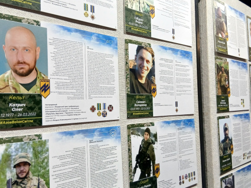 Мужність у портретах: Кам’янське вшановує захисників на виставці «Азов. Янголи Маріуполя»
