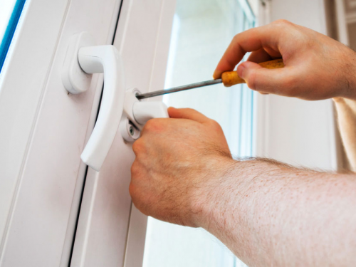 Прощавайте, протяги: як за 200 гривень «реанімувати» пластикові вікна після зими