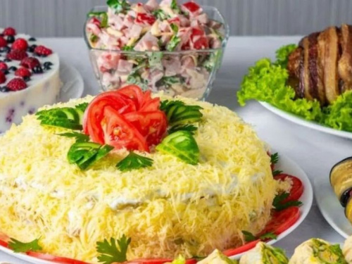 Новорічний стіл зі смаком: добірка святкових салатів, які здивують вашу родину