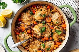 Спробуйте ароматний марокканський тажин з куркою та сухофруктами до новорічного столу