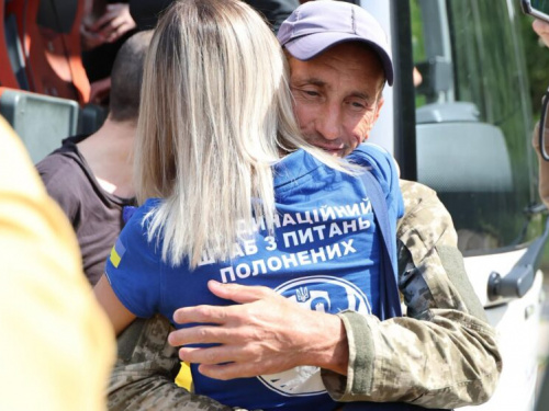 Довгоочікуване повернення: серед 103 звільнених з полону - 13 захисників з Дніпропетровщини