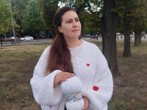 Петелька за петелькою - до спокою: як маріупольчанка у Кам’янському лікує душу в’язанням і гуртує земляків