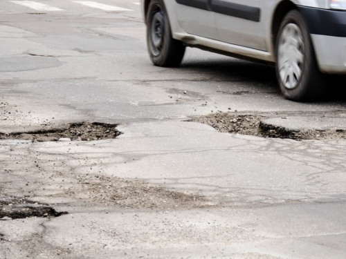 Ями замість асфальту: стан стратегічної траси між Кам’янським та Дніпром обурив мережу