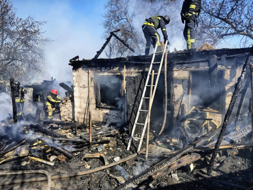 Гасіння пожежі, спричиненої уламком дрона у Жовтих Водах