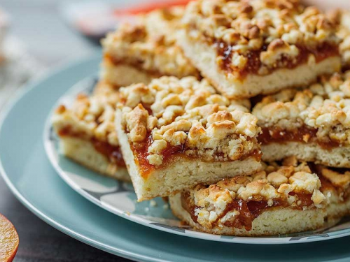 Спробуйте ніжний тертий пиріг з варенням — простий домашній десерт, який завжди вдається