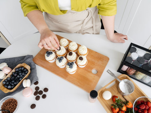 Лікарка з Дніпропетровщини стала "королевою макаронс": як війна змінила життя пані Катерини