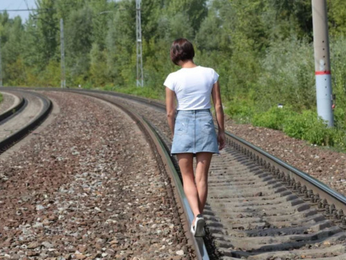 У Кам’янському дівчина-підліток переходила залізничну колію в навушниках і потрапила під потяг