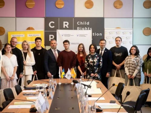 «Молодь обирає Україну»: стартував пілотний проєкт підтримки 18–23-річних