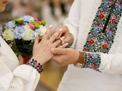 Магія весни чи сила осені: коли молодятам Кам’янського краще сказати “так”