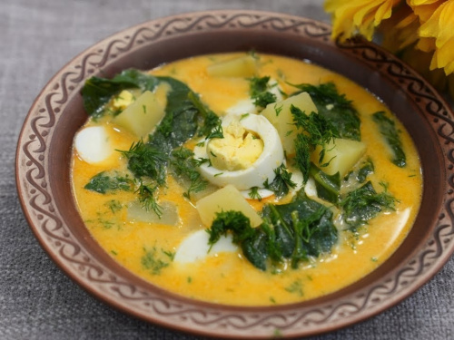 Шпинат, яйце та мінімум калорій: рецепт ідеального легкого супу