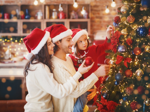 Коли треба прикрашати новорічну ялинку-2026 та в яких місцях її краще не ставити