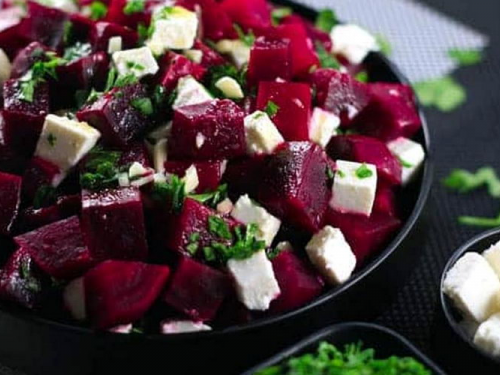 Приготуйте пікантний салат з буряком та фетою — свіжа ідея для корисної вечері
