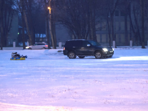 Екстрим чи безвідповідальність: у спальному районі Кам’янського помітили небезпечні зимові розваги