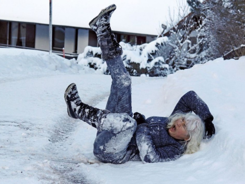 Падіння на слизькому тротуарі - це не лише прикрий інцидент, а й підстава для компенсації - Мін'юст