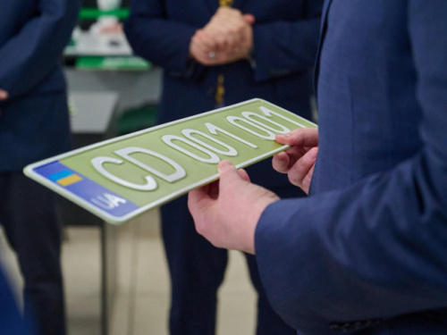 Оливковий замість білого: Україна впроваджує нові автомобільні номери