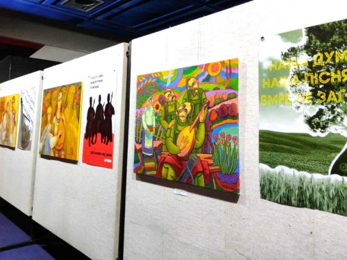 «Жива струна»: у Кам&#039;янському відкрили виставку, яка розповідає про незламність кобзарства