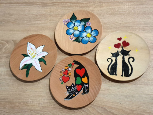 Творчість як шлях до внутрішнього спокою: маріупольці у Кам’янському розписували дерев’яні тарілки