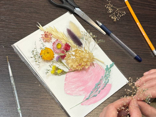 Квіти замість стресу: у Кам’янському центрі зайнятості провели арттерапію для клієнтів служби