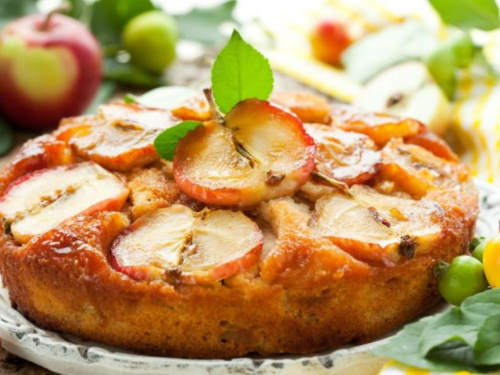 Осінь у Кам’янському пахне яблуками: шарлотка з кукурудзяного борошна підкорює серця господинь