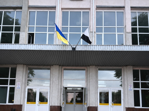 На вокзалі Кам’янського підняли біло-чорний прапор