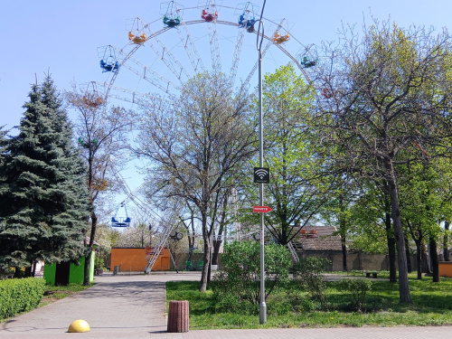 Оглядове колесо, веселі гірки та дзвіночок: центральний парк Кам’янського відкрив нові атракціони у весняний сезон