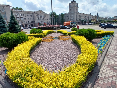 Патріотичні клумби Кам'янського: комунальники висадили з квітів Тризуб та символ Нацгвардії України
