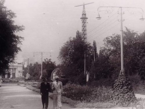 Парашутна вежа в центральному парку Кам'янського, історичне фото 1940-х років