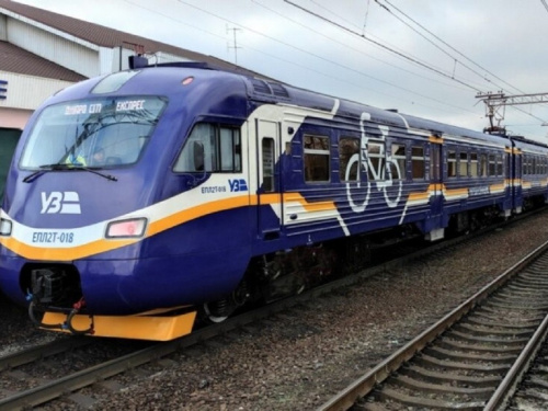 Через ремонт колій електрички в Кам’янському курсуватимуть за зміненим графіком