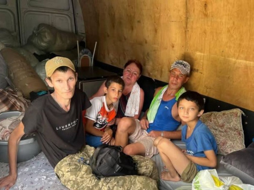 На Дніпропетровщині у лісосмузі знайшли родину з дітьми, яка після обстрілу п’ять діб жила просто неба