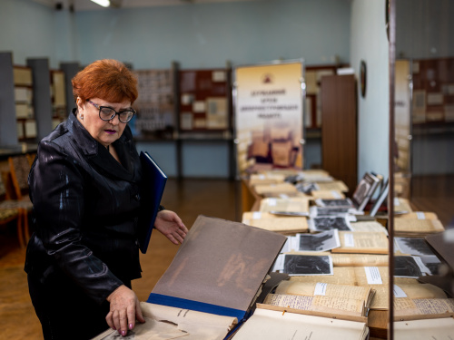 На Дніпропетровщині презентували виставку документів до 80-ї річниці звільнення області від окупації