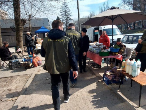 Війна не виправдовує безлад:  комунальники Кам'янського провели рейд по стихійних ринках