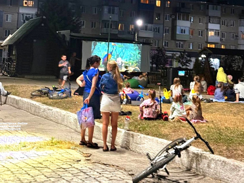 Кіно під зорями: у Вільногірську можна подивитися улюблені фільми та мульти просто неба