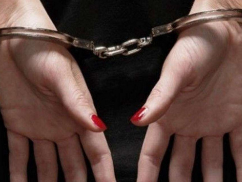 Жительку Кам’янського засудили за сексуальне насильство над власною дитиною: скількі сидітеме за гратаим горе-матері