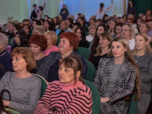 В Кам’янському жінок запросили на урочистий захід: привітали з Міжнародним жіночим днем та вручили нагороди