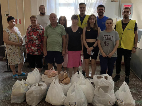 Волонтери відвідали кам'янчан-ВПО у гуртожитку