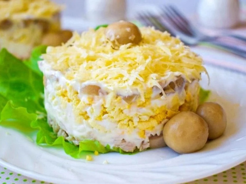 Прості салати з трьох інгредієнтів: дві страви, які стануть "зірками" вашого меню