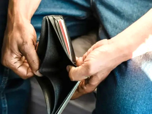 Нове авто або квартира, великі гроші на депозиті - перелік причин, чому держава може припинити допомогу ВПО