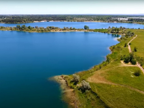 Блакитні озера Кам'янського: звідки взялася вода кольору морської хвилі та що приховує дно колишнього кар'єра