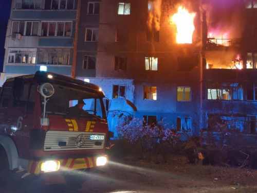 Ворожий безпілотник влучив у житлову дев’ятиповерхівку у Кам'янському - є загиблий та поранені