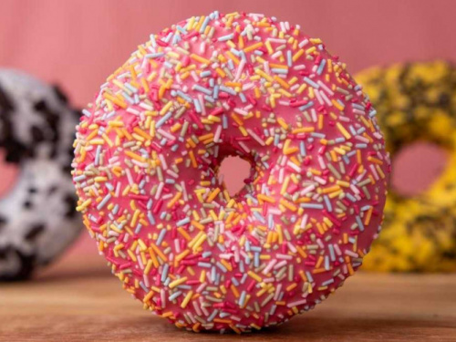 Прості та знайомі з дитинства смаколики: приготуйте пончики з цукровою глазур'ю на Новий рік