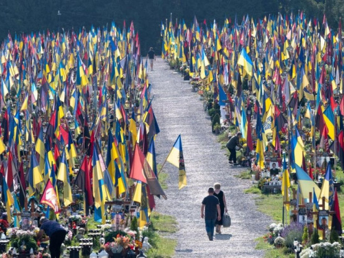 Зеленський відверто назвав втрати Росії та України на фронті: скільки військових загинуло