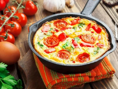 Готуємо повітряний омлет з овочами та сиром — ідеальний сніданок за 10 хвилин