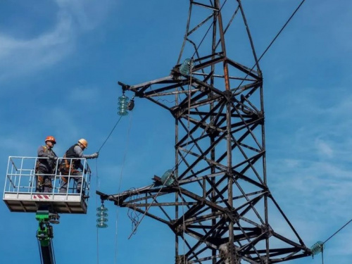 На Дніпропетровщині після масованої атаки ворожих шахедів та ракет енергетики повернули світло у мільйон осель