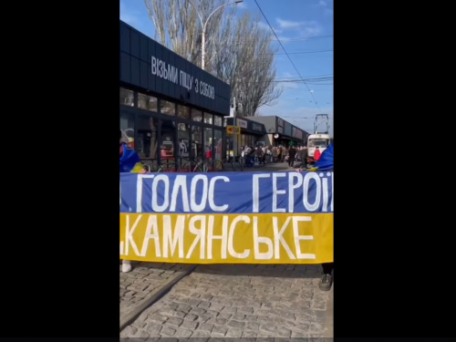Хвилина мовчання, квіти та відеозвернення: у Кам’янському вшанували пам’ять полеглих Героїв