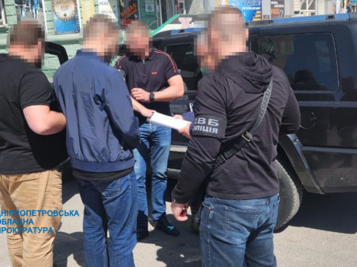 Вимагав хабарі у валюті - у Кам'янському затримали поліціянта-рекетира