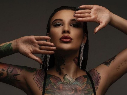 Феномен Адель Асанті: як дівчина з Дніпропетровщини пройшла шлях від порнозірки до ротацій на KISS FM