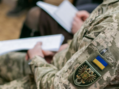 Військовослужбовець ТЦК у формі перевіряє документи